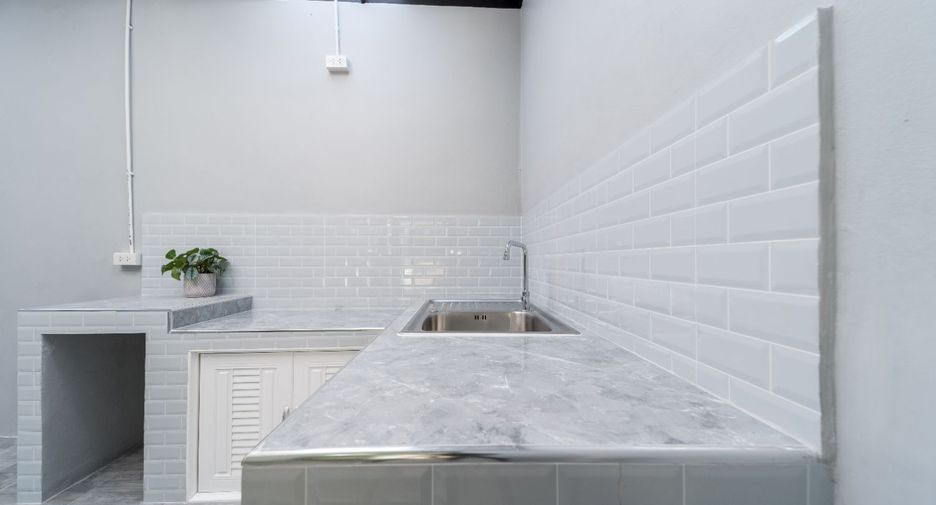 For sale 4 ベッドルーム townhouse in Khan Na Yao, Bangkok