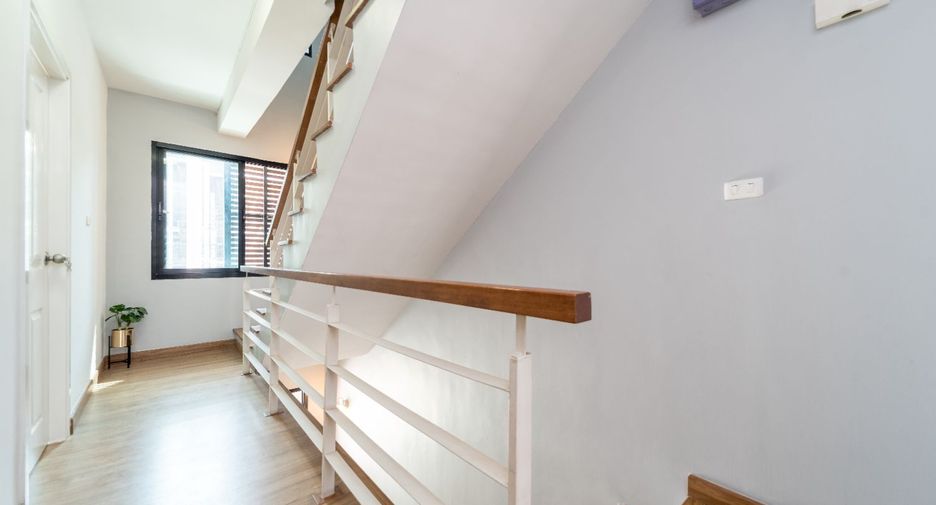 For sale 4 ベッドルーム townhouse in Khan Na Yao, Bangkok
