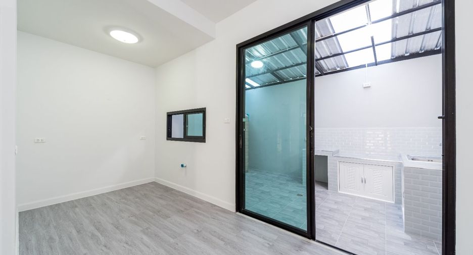 For sale 4 ベッドルーム townhouse in Khan Na Yao, Bangkok