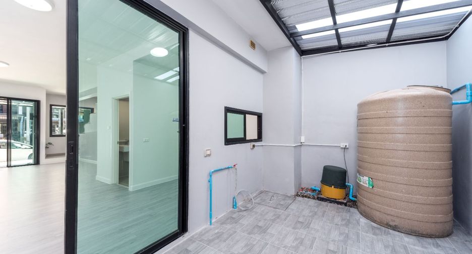 For sale 4 ベッドルーム townhouse in Khan Na Yao, Bangkok