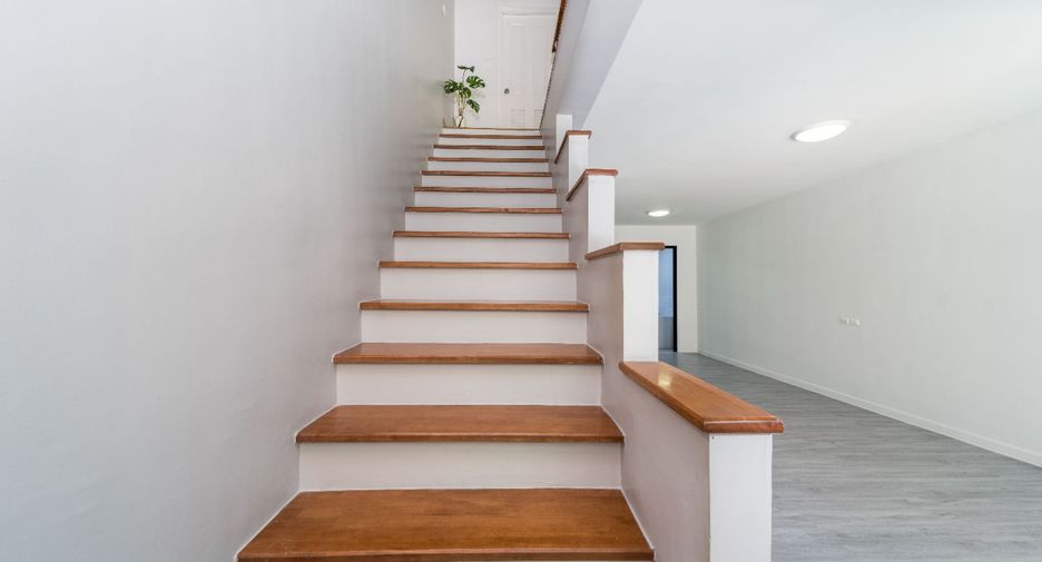 For sale 4 ベッドルーム townhouse in Khan Na Yao, Bangkok