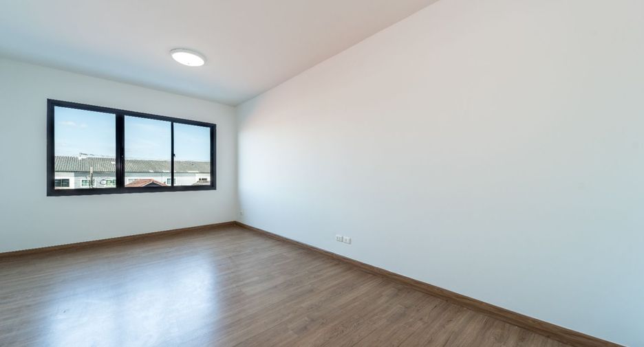 For sale 4 ベッドルーム townhouse in Khan Na Yao, Bangkok