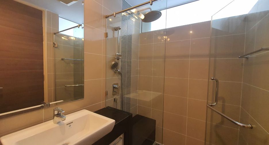 Condo en alquiler y en venta de 4 habitaciones en Yan Nawa, Bangkok