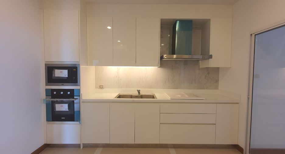 Condo en alquiler y en venta de 4 habitaciones en Yan Nawa, Bangkok