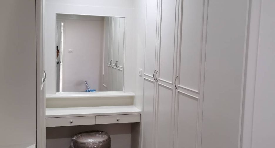 For rent 3 bedrooms condo in Khlong Toei, Bangkok