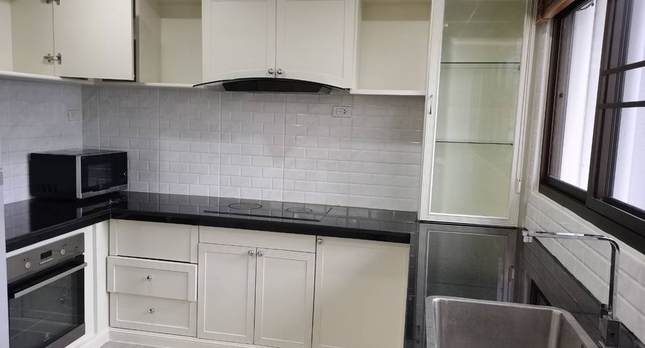 For rent 3 bedrooms condo in Khlong Toei, Bangkok