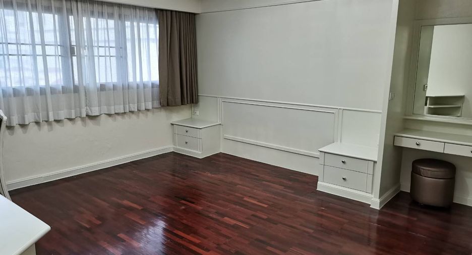 For rent 3 bedrooms condo in Khlong Toei, Bangkok