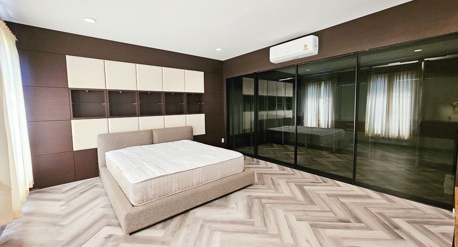 For rent 5 bedrooms townhouse in Yan Nawa, Bangkok