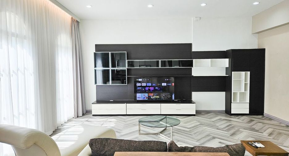 For rent 5 bedrooms townhouse in Yan Nawa, Bangkok