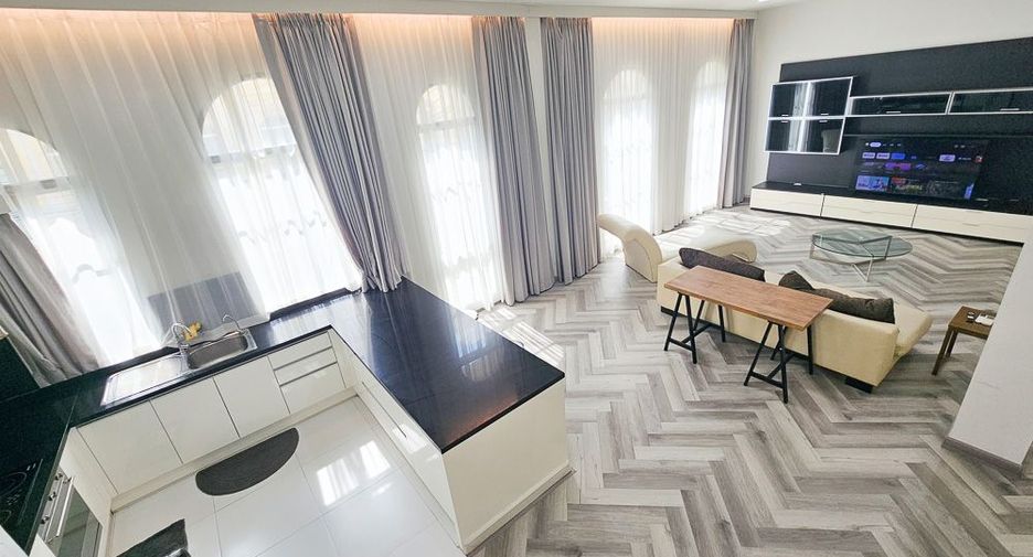 For rent 5 bedrooms townhouse in Yan Nawa, Bangkok