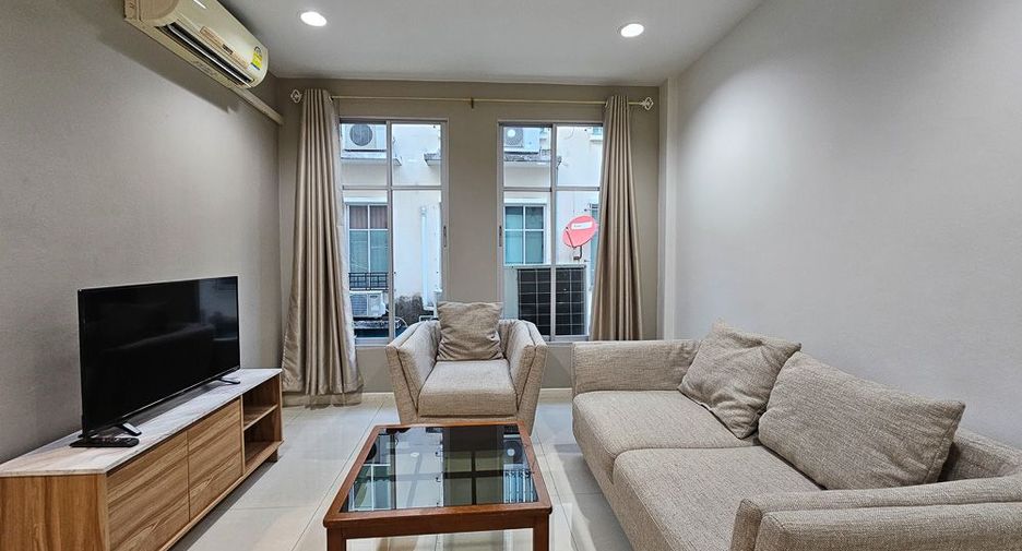 For rent 5 bedrooms townhouse in Yan Nawa, Bangkok