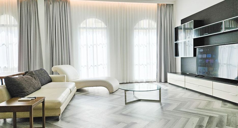 For rent 5 bedrooms townhouse in Yan Nawa, Bangkok