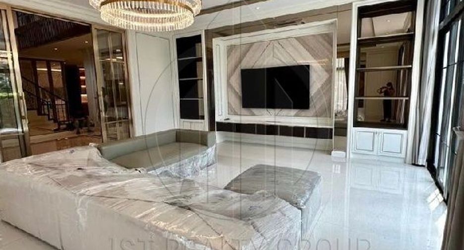 For sale 4 bedrooms house in Thawi Watthana, Bangkok