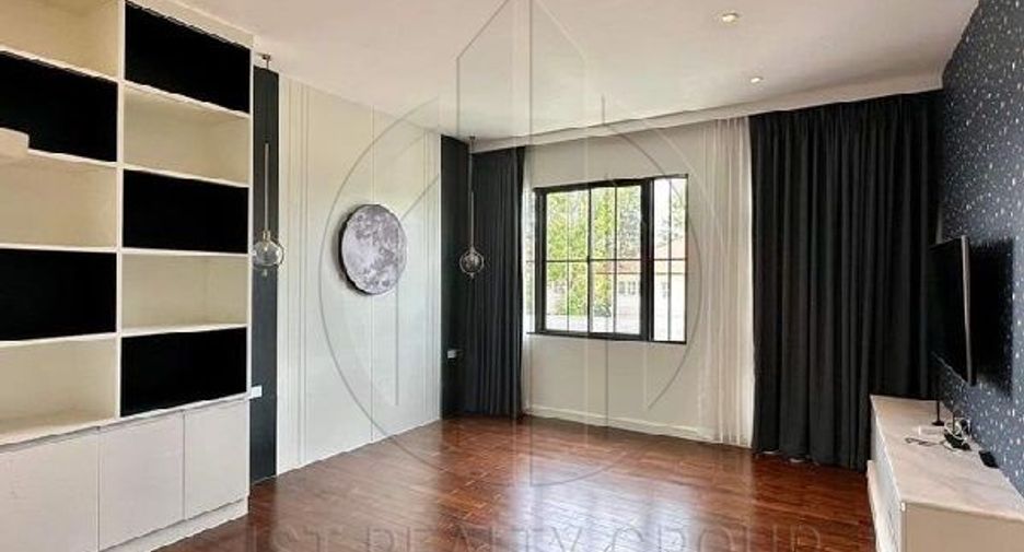 For sale 4 bedrooms house in Thawi Watthana, Bangkok