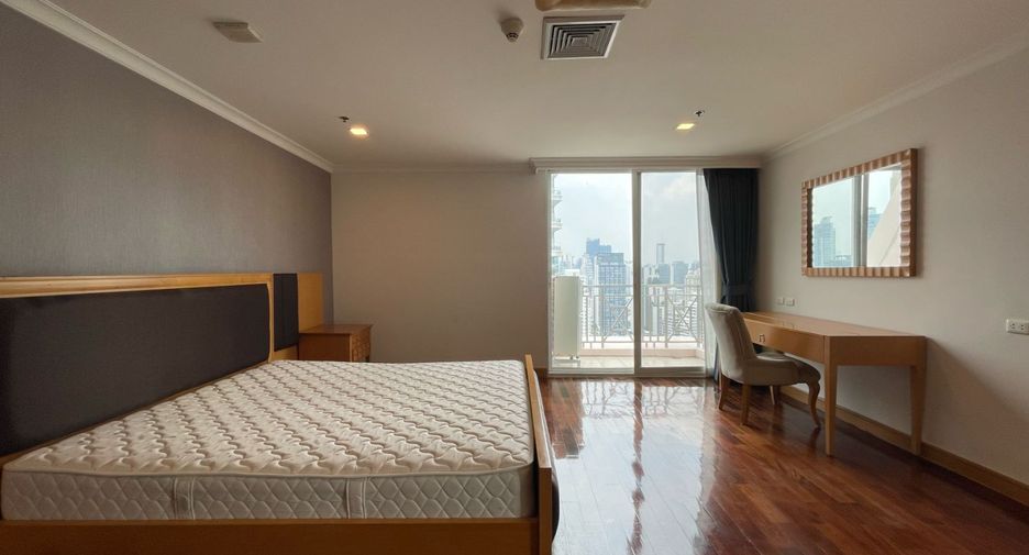 For rent 4 bedrooms apartment in Watthana, Bangkok