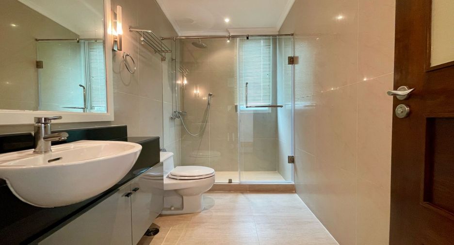 For rent 4 bedrooms apartment in Watthana, Bangkok