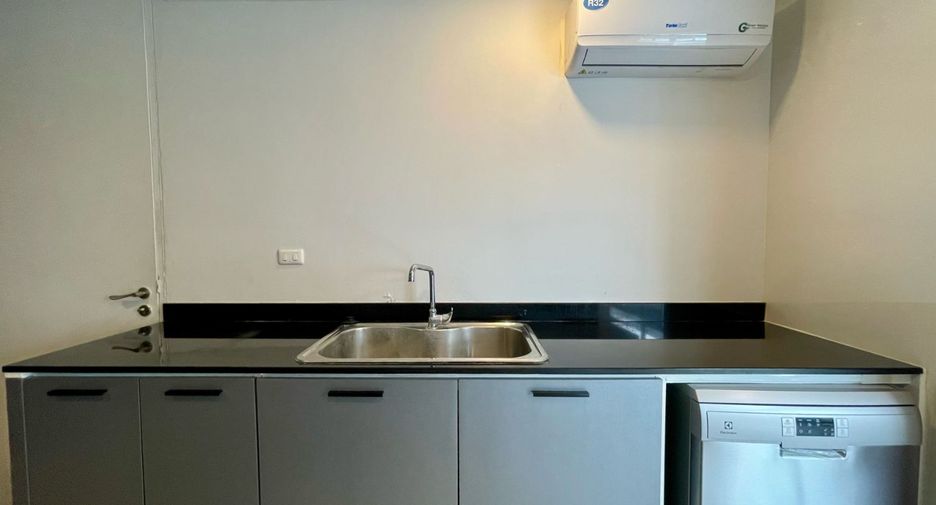 For rent 4 bedrooms apartment in Watthana, Bangkok