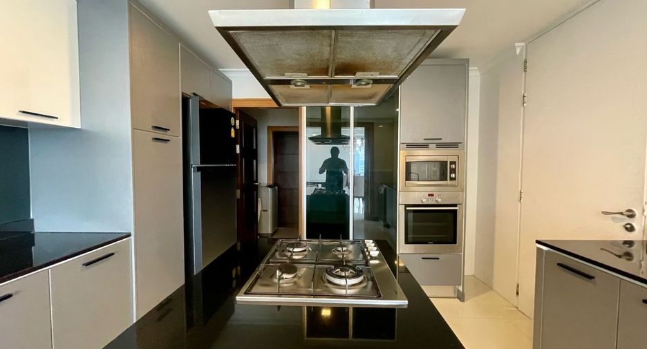 For rent 4 bedrooms apartment in Watthana, Bangkok