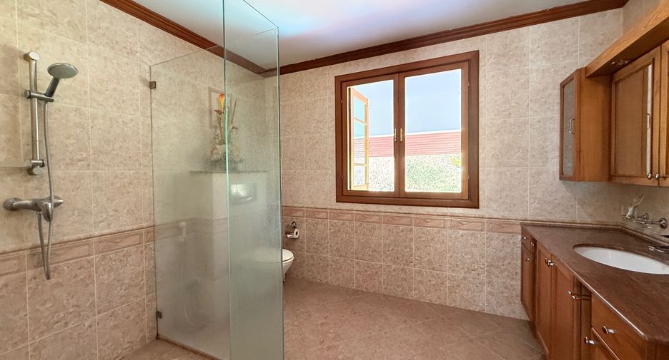 For sale 5 bedrooms house in Ban Thi, Lamphun