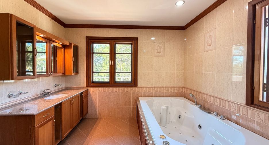 For sale 5 bedrooms house in Ban Thi, Lamphun