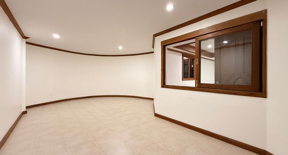 For sale 5 bedrooms house in Ban Thi, Lamphun