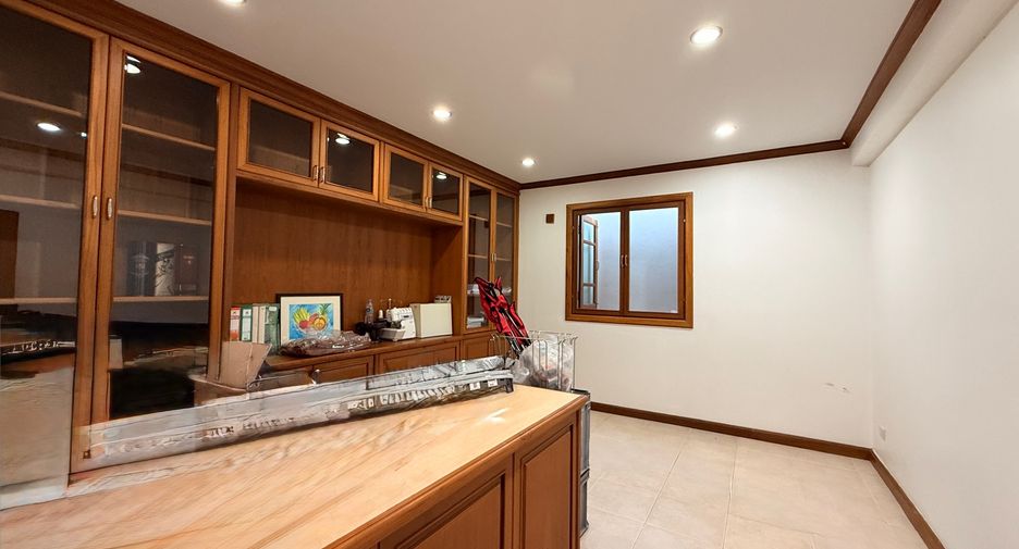 For sale 5 bedrooms house in Ban Thi, Lamphun