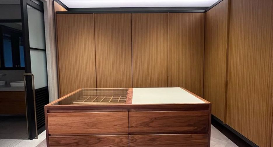 For rent 3 bedrooms condo in Yan Nawa, Bangkok