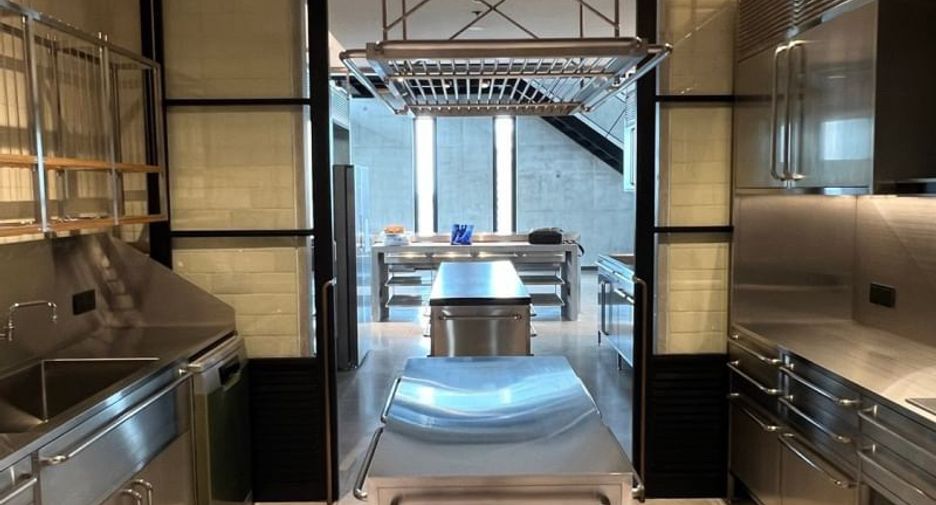 For rent 3 bedrooms condo in Yan Nawa, Bangkok