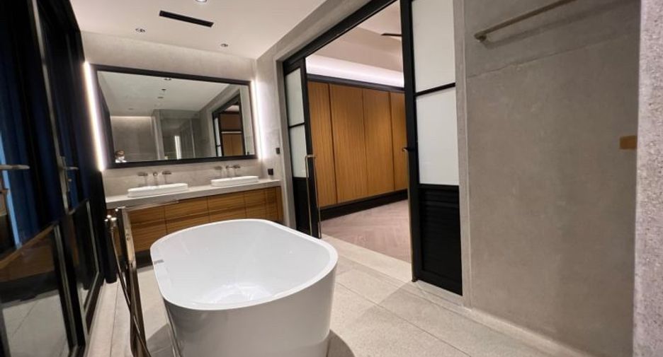 For rent 3 bedrooms condo in Yan Nawa, Bangkok