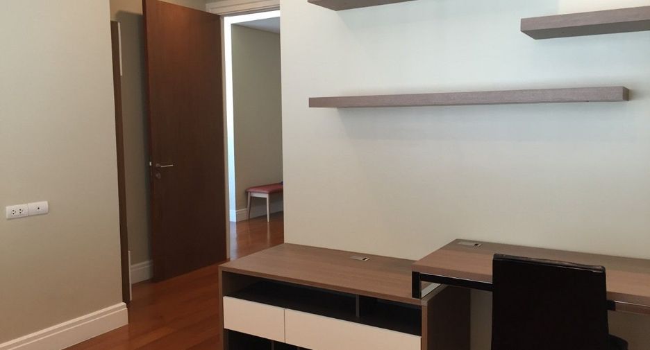 For rent 3 bedrooms condo in Khlong Toei, Bangkok