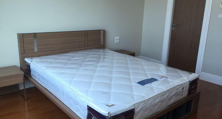 For rent 3 bedrooms condo in Khlong Toei, Bangkok