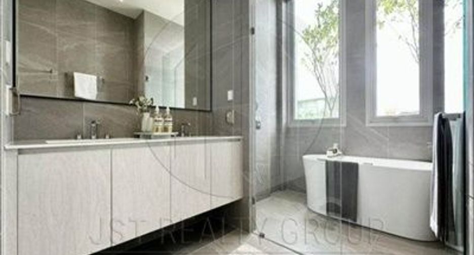 For sale 4 bedrooms house in Wang Thonglang, Bangkok