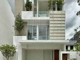 For sale 4 Beds house in Wang Thonglang, Bangkok