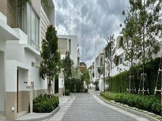 For sale 4 Beds house in Wang Thonglang, Bangkok