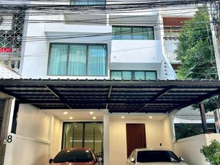 For sale 6 bed townhouse in Sathon, Bangkok
