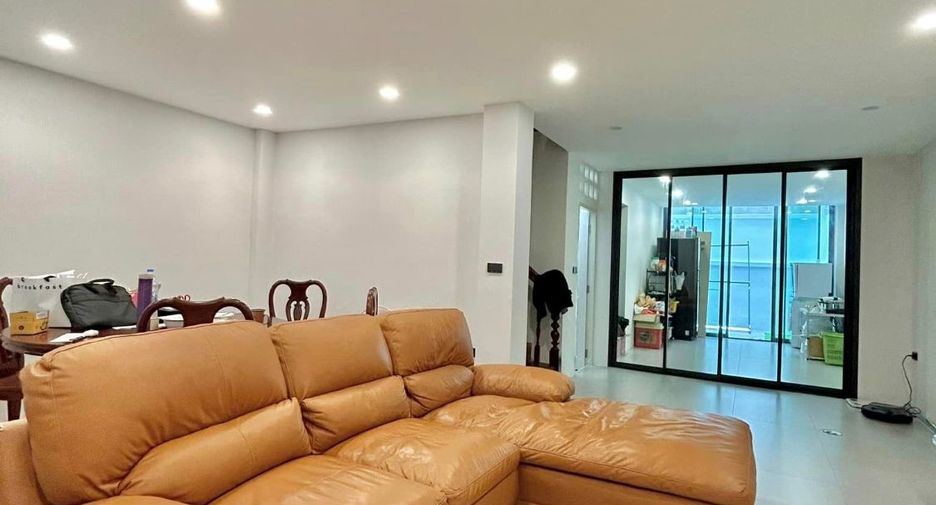 For sale 6 bed townhouse in Sathon, Bangkok