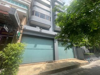 For rent 6 bedrooms retail Space in Watthana, Bangkok