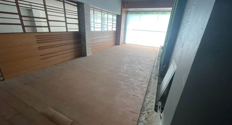 For rent 6 bedrooms retail Space in Watthana, Bangkok
