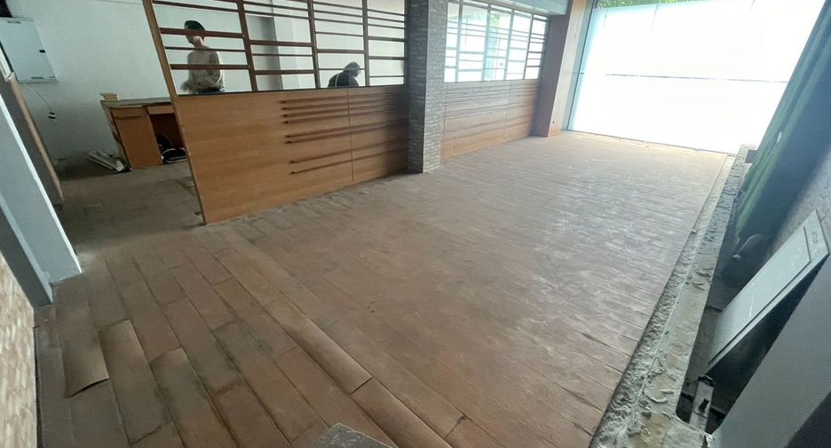 For rent 6 bedrooms retail Space in Watthana, Bangkok