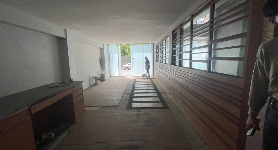 For rent 6 bedrooms retail Space in Watthana, Bangkok