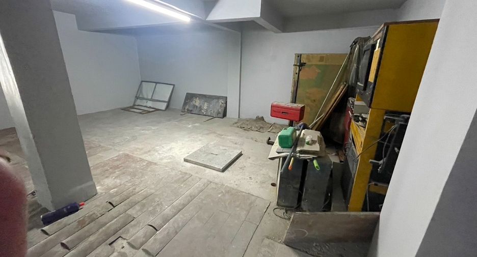 For rent 6 bedrooms retail Space in Watthana, Bangkok
