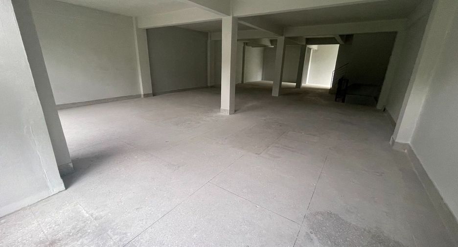 For rent 6 bedrooms retail Space in Watthana, Bangkok