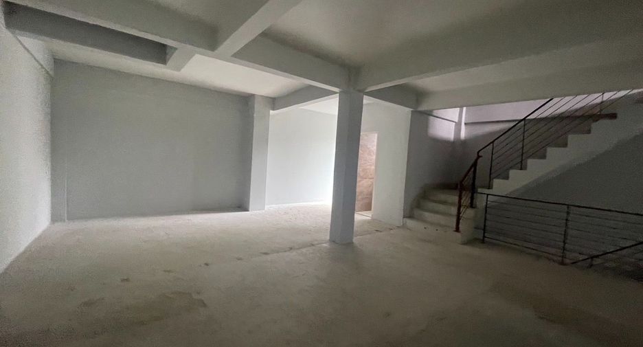 For rent 6 bedrooms retail Space in Watthana, Bangkok