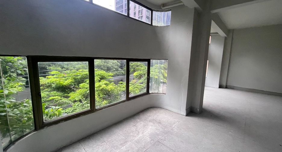 For rent 6 bedrooms retail Space in Watthana, Bangkok