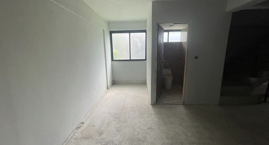 For rent 6 bedrooms retail Space in Watthana, Bangkok