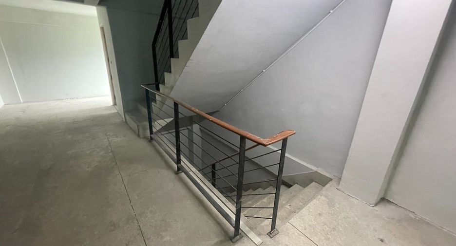 For rent 6 bedrooms retail Space in Watthana, Bangkok