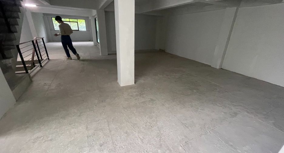 For rent 6 bedrooms retail Space in Watthana, Bangkok