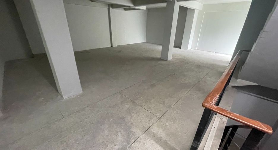 For rent 6 bedrooms retail Space in Watthana, Bangkok