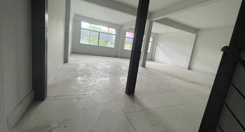 For rent 6 bedrooms retail Space in Watthana, Bangkok