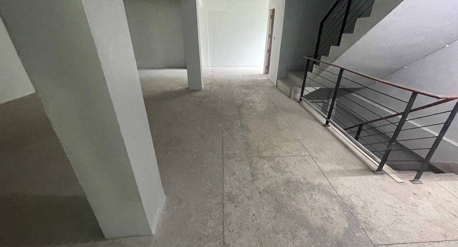 For rent 6 bedrooms retail Space in Watthana, Bangkok